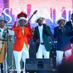 BUZZBLANKETSANDWINE0404