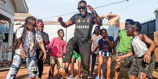 EAM220423 GHETTO KIDS (2)